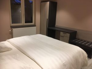 Slaapkamer 2 met comfortabel Auping testbed van vakantiehuis 't Sutterhuisje in Overmere - slapen aan het donkmeer en heerlijk overnachten in Overmere
