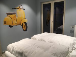 Slaapkamer 1 met comfortable Lattoflex bed van vakantiehuis 't Sutterhuisje in Overmere - slapen aan het donkmeer en heerlijk overnachten in Overmere